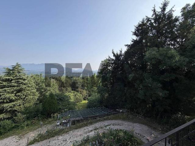 Appartamento in vendita a Buguggiate, Lombardia