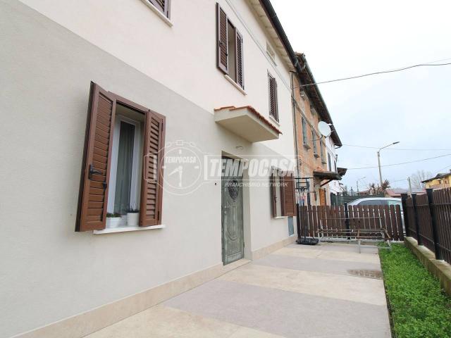Villa Indipendente in vendita a Terra di Mezzo, Re