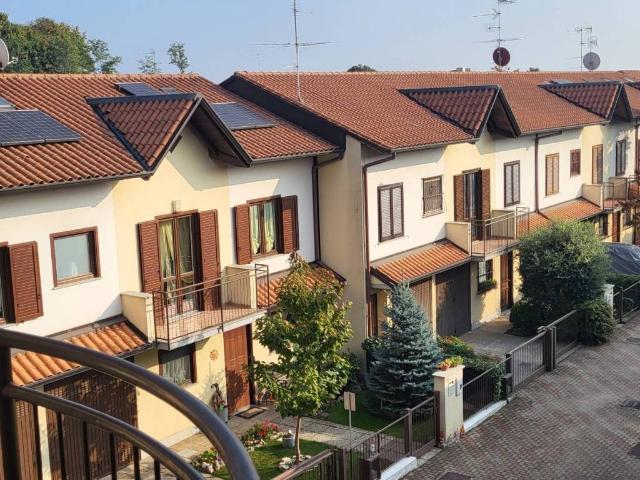 Appartamento in vendita a Cairate, Lombardia