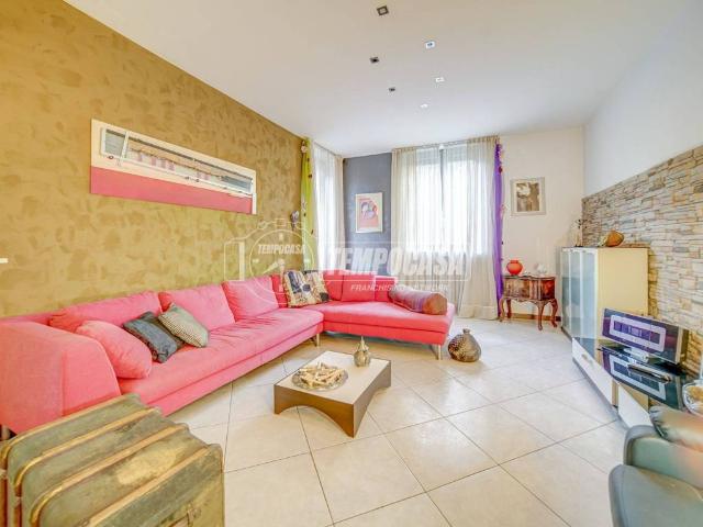 Appartamento in vendita a Cairate, Lombardia