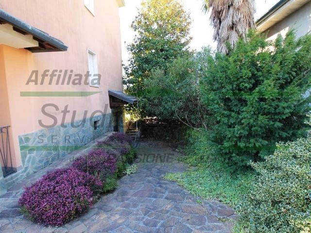 Appartamento in vendita a Carate Brianza, Lombardia