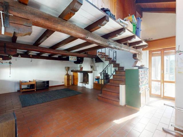 Appartamento in vendita a Carate Brianza, Lombardia