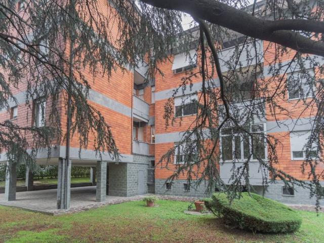 Appartamento in vendita a Carate Brianza, Lombardia