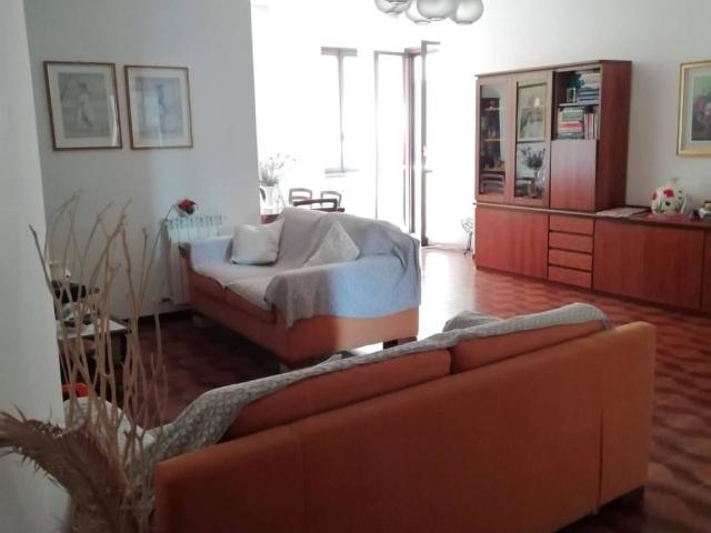 Appartamento in vendita a Carate Brianza, Lombardia
