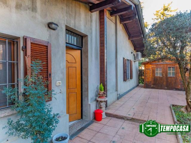 Appartamento in vendita a Carate Brianza, Lombardia
