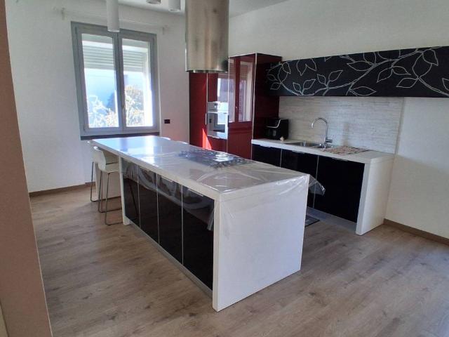 Appartamento in vendita a Carate Brianza, Lombardia