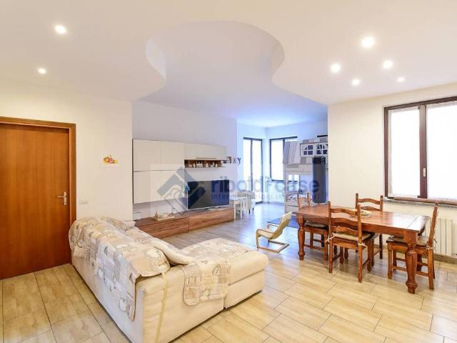 Appartamento in vendita a Carate Brianza, Lombardia
