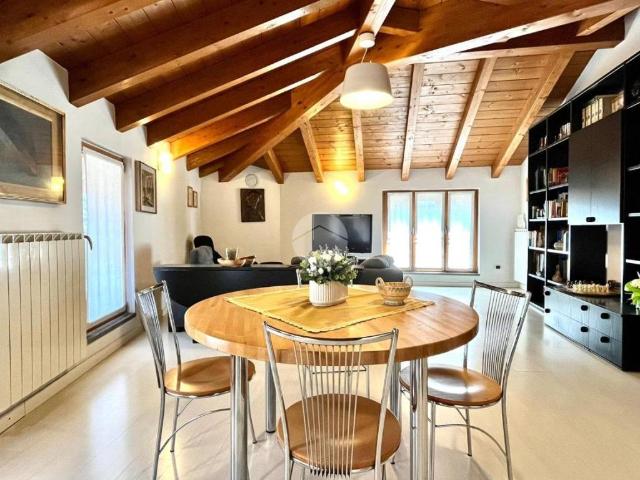 Appartamento in vendita a Carate Brianza, Lombardia