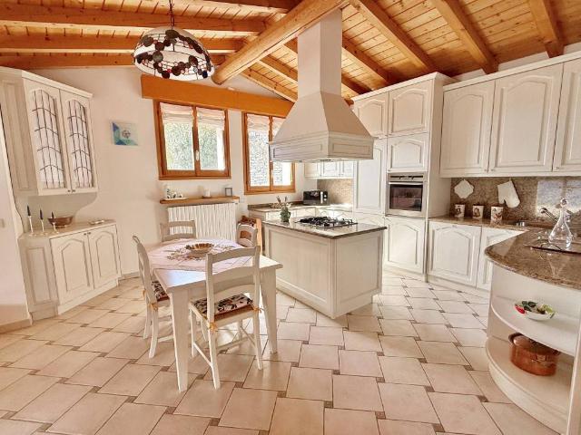 Appartamento in vendita a Carate, Carate Urio