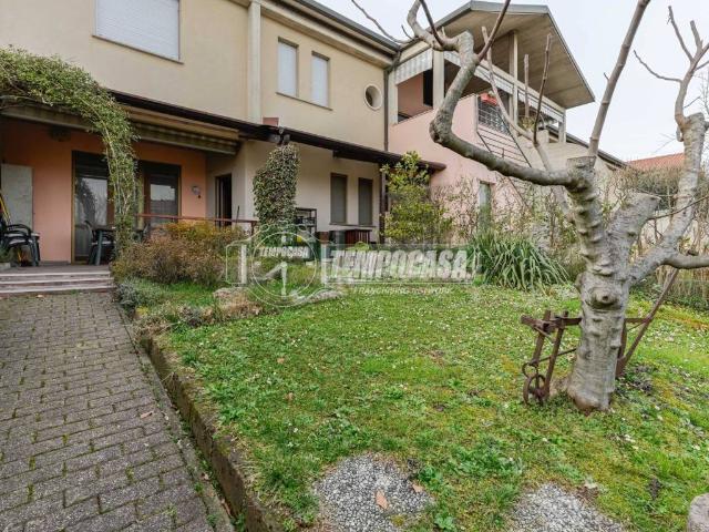 Appartamento in vendita a Carnate, Lombardia