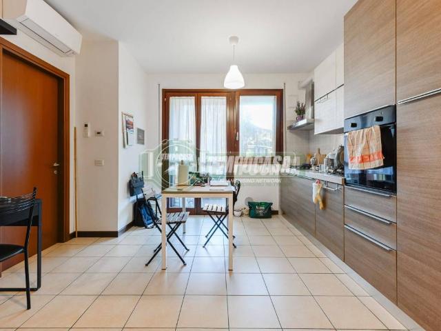 Appartamento in vendita a Carnate, Lombardia