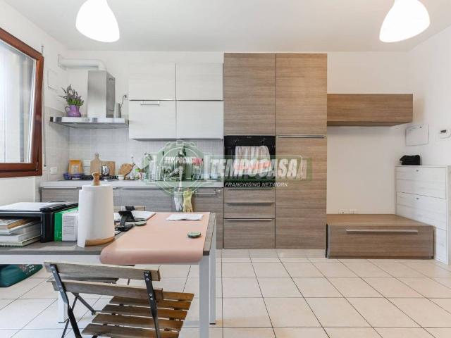 Appartamento in vendita a Carnate, Lombardia