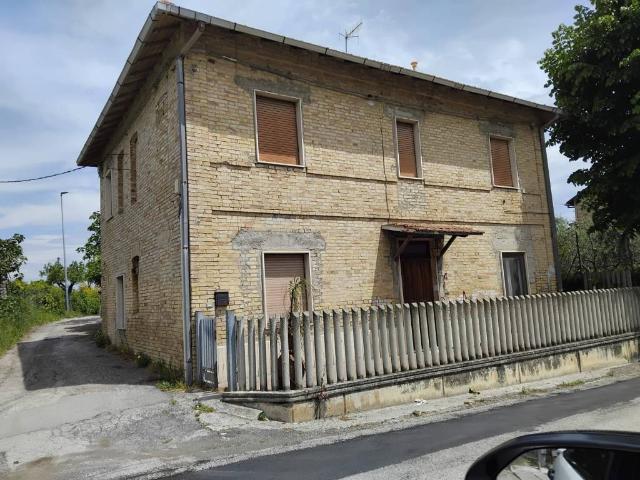 Villa Indipendente in vendita a Piattoni, Marche