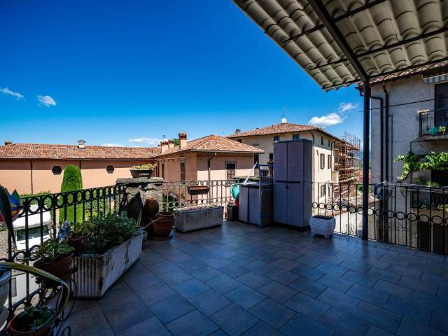 Appartamento in vendita a Barzago, Lombardia