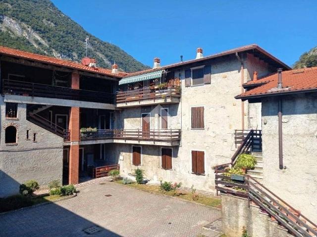 Appartamento in vendita a Canzo, Lombardia