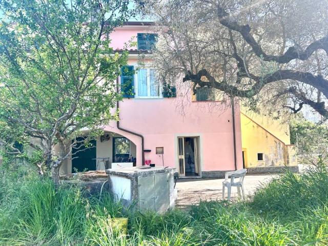 Villa Schiera in vendita a Castelnuovo Magra, Liguria