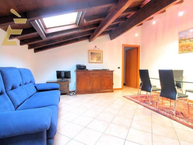 Appartamento in vendita a Cava Manara, Lombardia
