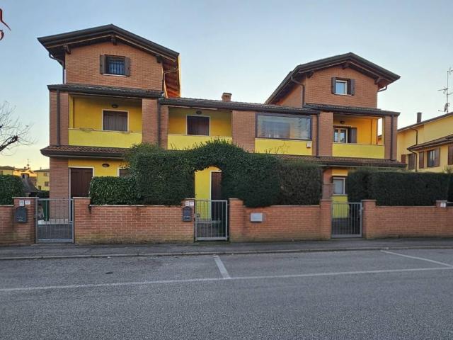 Appartamento in vendita a Cento, Reggio Emilia