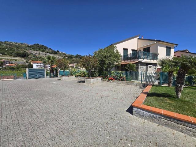 Appartamento in vendita a Cipressa, Liguria