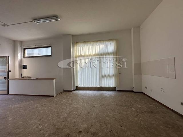 Locale Commerciale in vendita a San Leo Bastia, Umbria