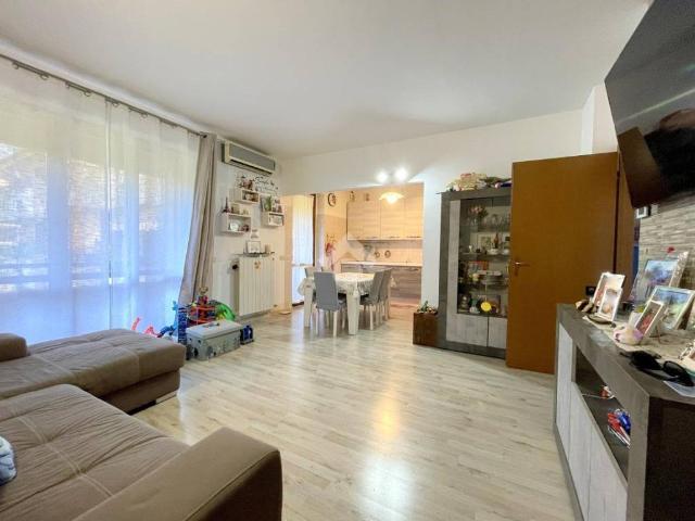 Appartamento in vendita a Bareggio, Lombardia