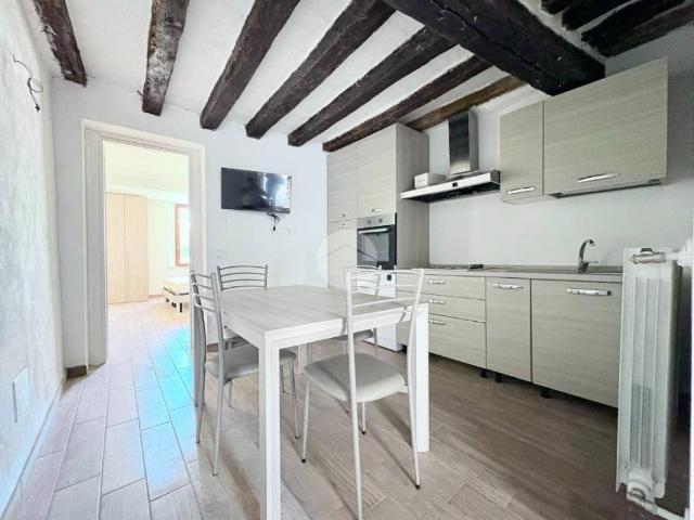 Appartamento in vendita a Zona Castello, Cremona