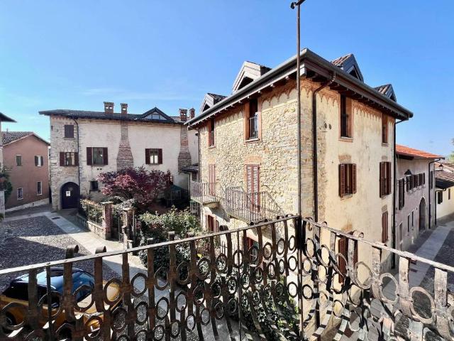 Appartamento in vendita a Daverio, Lombardia