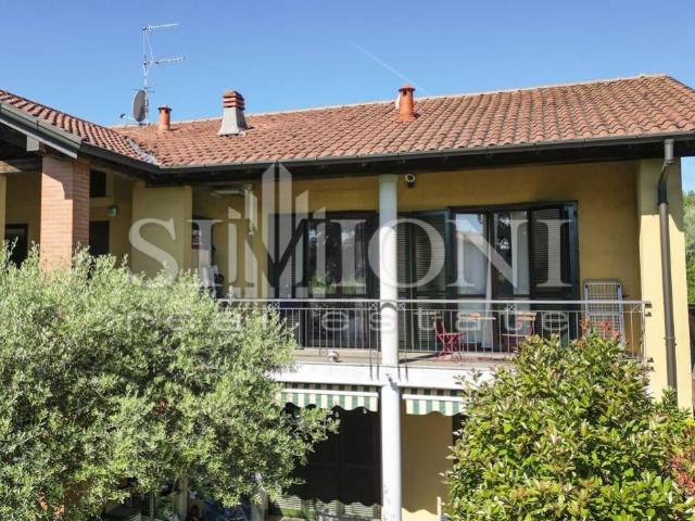 Appartamento in vendita a Daverio, Lombardia