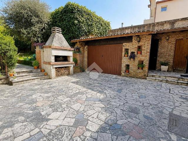 Villa Indipendente in vendita a Rivoltella del Garda, Desenzano Del Garda