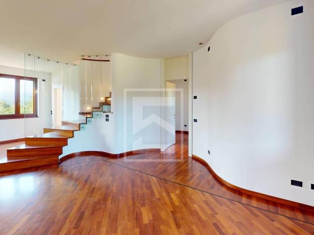 Attico in vendita a Desenzano Del Garda, Brescia