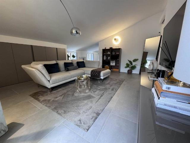 Appartamento in vendita a Desenzano Del Garda, Lombardia