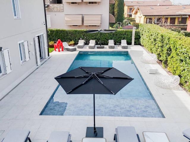 Villa Indipendente in vendita a Desenzano Del Garda, Lombardia
