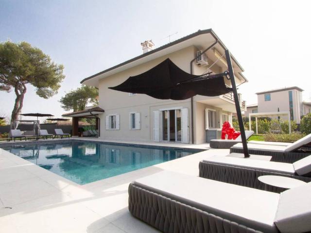 Villa Indipendente in vendita a Desenzano Del Garda, Lombardia