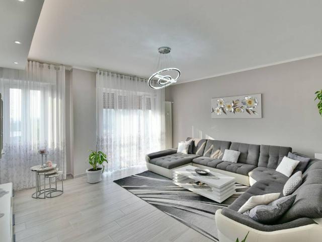 Appartamento in vendita a Dolzago, Lombardia