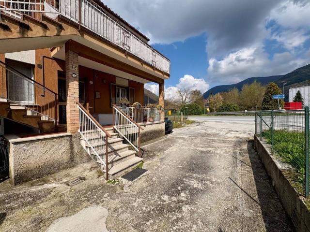 Appartamento in vendita a Albacina-Borgo Tufico, Marche