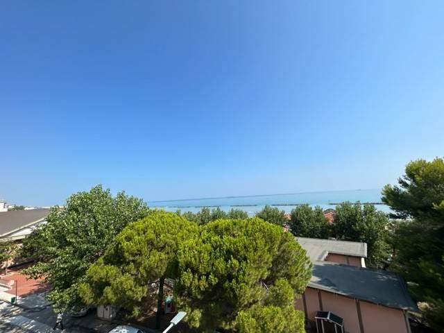 Appartamento in vendita a Palombina Vecchia, Marche