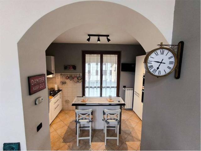 Appartamento in vendita a Fenegrò, Lombardia
