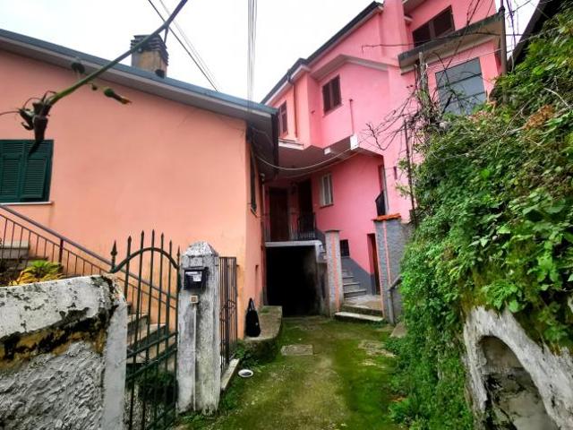 Appartamento in vendita a Follo, Liguria