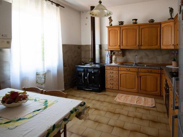 Appartamento in vendita a Follo, Liguria