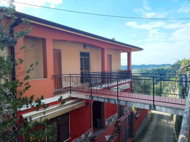 Appartamento in vendita a Follo, Liguria