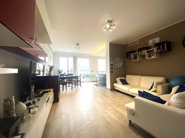 Appartamento in vendita a Modena, Reggio Emilia