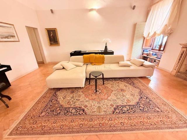 Appartamento in vendita a Centro Storico, Marche