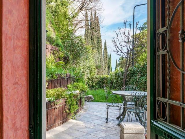 Villa Indipendente in vendita a Comunità Montana Parco Alto Garda bresciano, Gardone Riviera