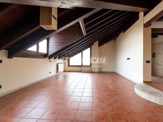 Appartamento in vendita a Verano Brianza, Lombardia