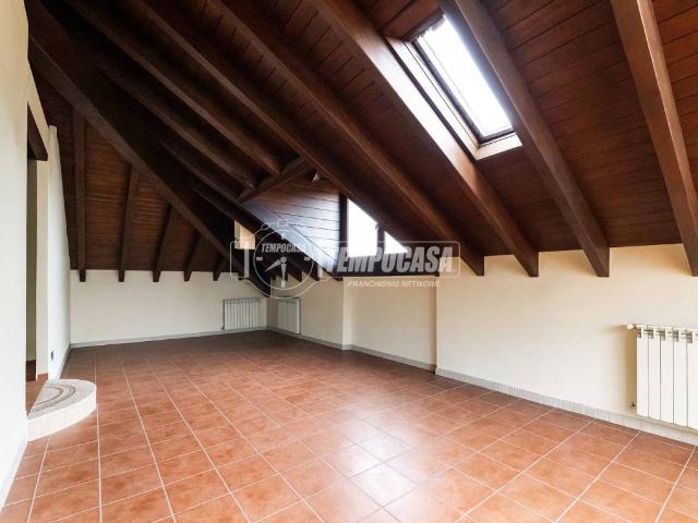 Appartamento in vendita a Verano Brianza, Lombardia