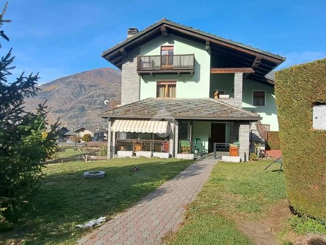 Villa Indipendente in vendita a Gressan, Aosta