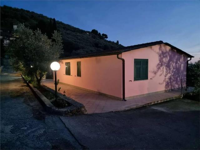 Villa Indipendente in vendita a Oliveto, Imperia
