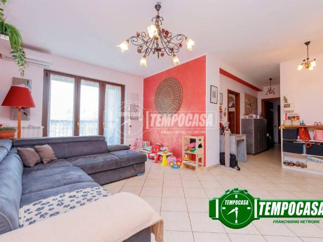 Appartamento in vendita a Lacchiarella, Lombardia
