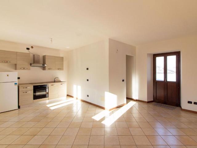 Appartamento in vendita a Laino, Lombardia