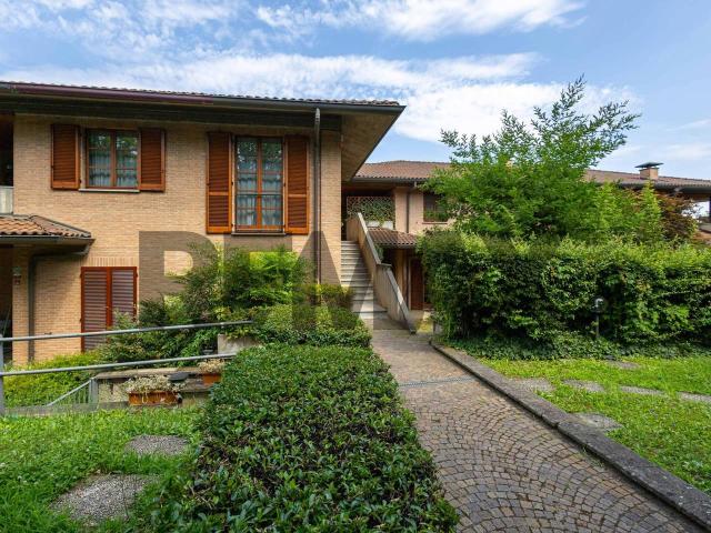 Appartamento in vendita a Lesmo, Lombardia